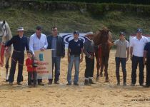 MEJOR EXPOSITOR, YEGUADA VILLA GELY. RECOGE CARLOS MOURIÐO CON SU PEQUEÐO YAGO. ENTREGA CORNELIO LIRA